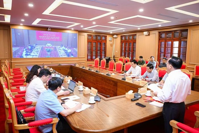 Hội nghị được tổ chức theo hình thức trực tuyến, kết nối tới điểm cầu Cao Bằng. (Ảnh: BẢO LONG)