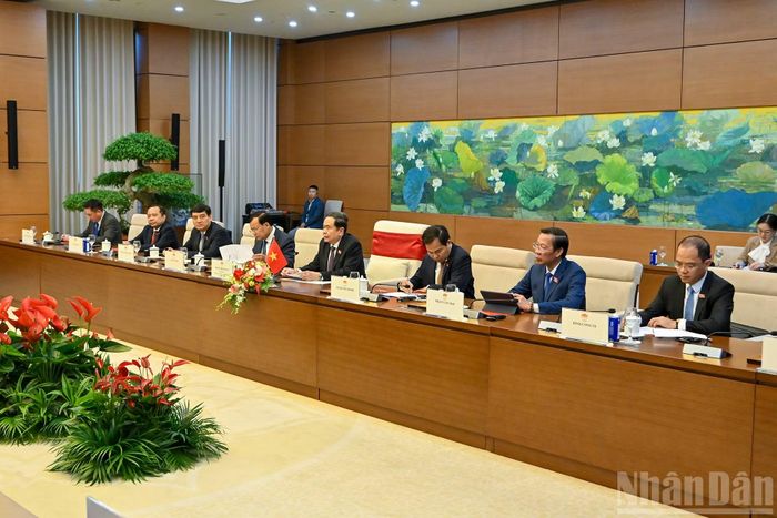 Chủ tịch Quốc hội Trần Thanh Mẫn cùng các đại biểu Việt Nam tại hội kiến.