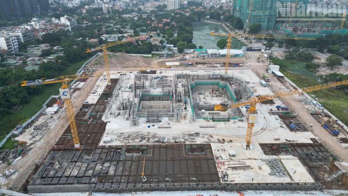 Sinh sống tại phường Quảng An hơn 30 năm, Phạm Huy N. cho biết: “Hà Nội đang thiếu những không gian biểu diễn nghệ thuật lớn, hiện đại và có tính biểu tượng. Nếu được vận hành hiệu quả, nhà hát này không chỉ phục vụ văn hóa nghệ thuật mà còn thu hút khách du lịch, thúc đẩy dịch vụ khu vực Hồ Tây phát triển”.