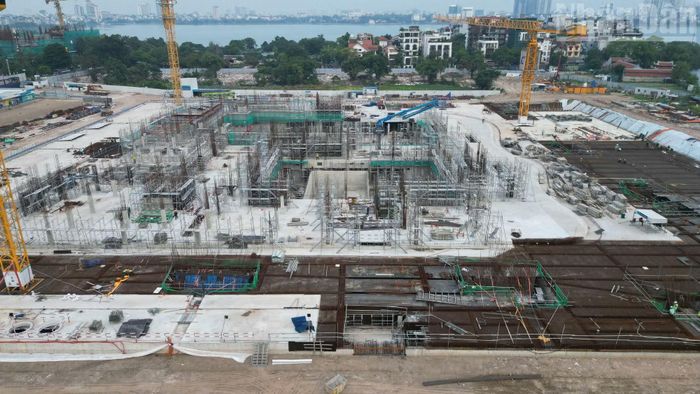 Theo ghi nhận của phóng viên, nhiều hạng mục nền móng, kết cấu ngầm đang được thi công đồng loạt.