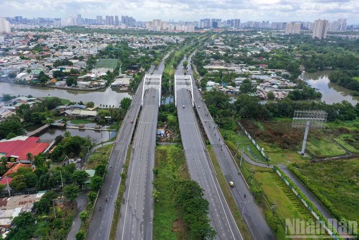 Đại lộ Nguyễn Văn Linh được khởi công năm 1996 do Công ty Trách nhiệm hữu hạn Phát triển Phú Mỹ Hưng đầu tư theo hình thức xây dựng-chuyển giao, hoàn thành và đưa vào khai thác toàn tuyến từ năm 2007.