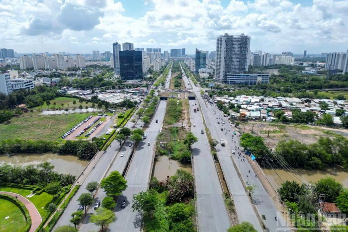 Tuyến đường trên cao được nghiên cứu theo phương án cầu cạn chạy dọc đại lộ Nguyễn Văn Linh, với điểm đầu tại khu vực cầu Thủ Thiêm 4 trên đường Huỳnh Tấn Phát và điểm cuối kết nối Quốc lộ 1.