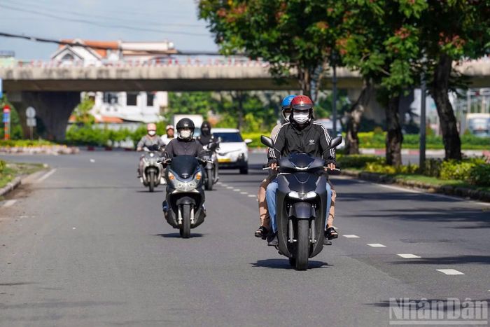 Tuyến đường hiện hữu có mặt cắt ngang từ 10-14 làn xe, lưu thông hai chiều với dải phân cách cây xanh ở giữa.
