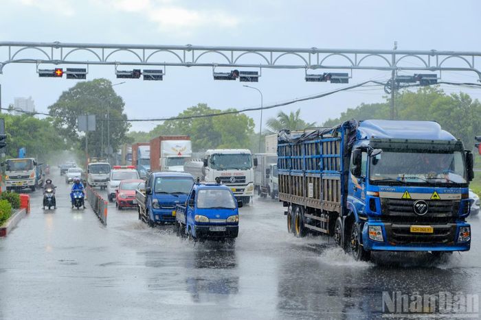Toàn tuyến có chiều dài gần 18km, được thiết kế 6 làn xe theo tiêu chuẩn đường đô thị hiện đại.