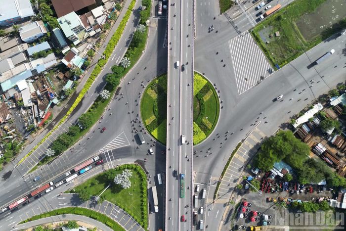 Kết nối khu tây với khu đông và khu nam thành phố.
