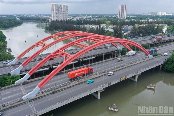 Vừa qua, Ủy ban nhân dân Thành phố Hồ Chí Minh đã chấp thuận giao liên danh Tập đoàn Đèo Cả và Công ty Trách nhiệm hữu hạn Một thành viên Thương mại Đầu tư Trí Tín nghiên cứu, lập báo cáo đề xuất chủ trương đầu tư dự án đường trên cao dọc đại lộ Nguyễn Văn Linh theo phương thức đối tác công tư.