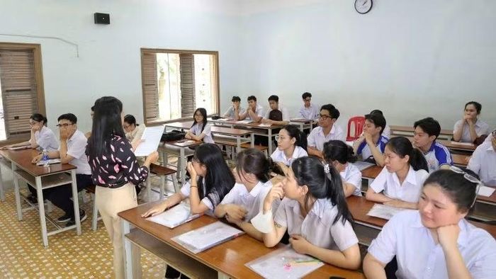 Cán bộ phổ biến quy chế thi cho các thí sinh.