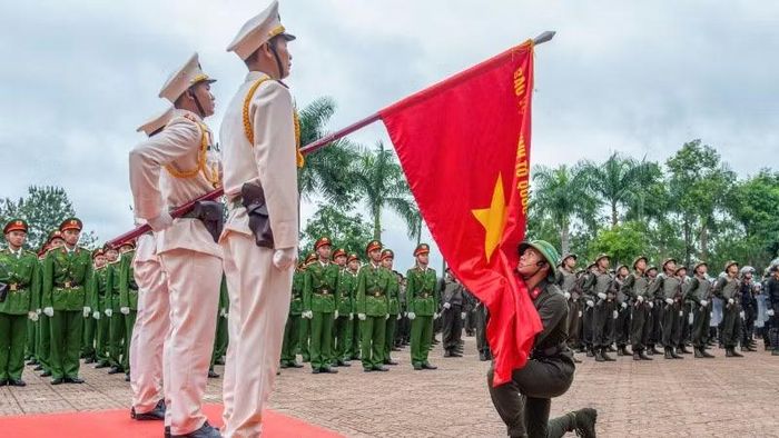Trước Quân kỳ Công an nhân dân, Binh nhì Nguyễn Viết Thành đại diện 2.031 chiến sĩ đã đọc lời tuyên thệ, thể hiện quyết tâm tuyệt đối trung thành với Tổ quốc, với Đảng, Nhà nước và nhân dân.