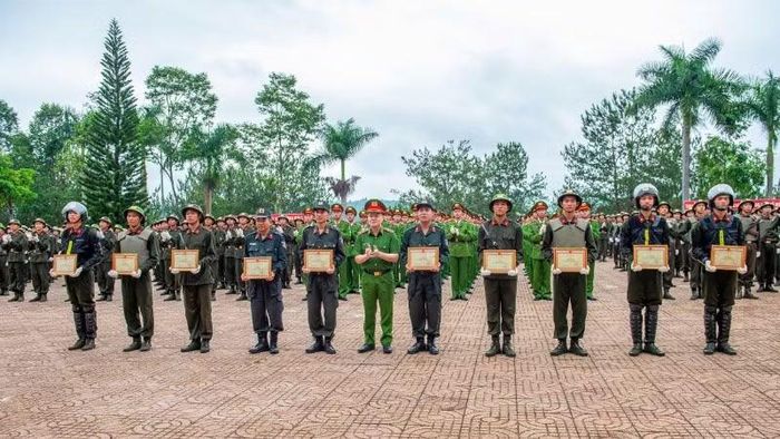 Đại tá Diêm Công Toàn, Trung đoàn trưởng trao chứng chỉ hoàn thành chương trình khóa huấn luyện cho chiến sĩ mới.
