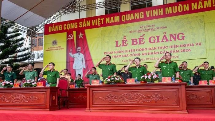 Các đại biểu chào cờ tại Lễ bế giảng.