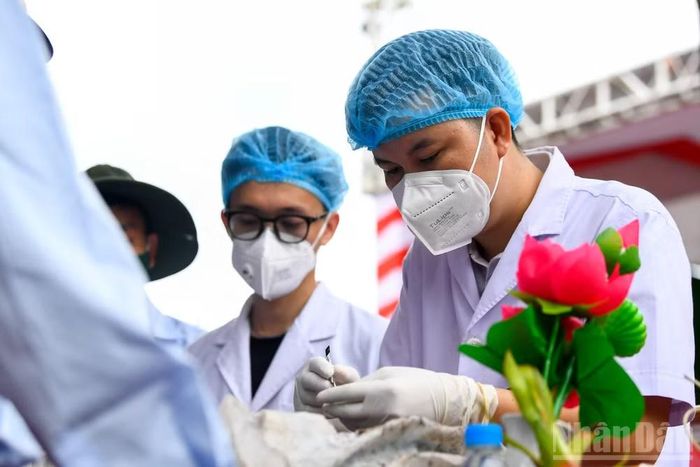 Ban chỉ đạo 515 tỉnh Nghệ An phối hợp Viện Hàn lâm Khoa học và Công nghệ Việt Nam tiến hành lấy mẫu phân tích ADN, đối chiếu đưa vào hệ thống để xác định danh tính liệt sĩ với 80 hài cốt liệt sĩ quân tình nguyện và chuyên gia Việt Nam hy sinh tại nước Cộng hòa Dân chủ Nhân dân Lào được an táng tại Nghĩa trang Liệt sĩ Nghi Lộc, xã Đông Lộc, tỉnh Nghệ An cuối tháng 5/2026. (Ảnh: nhandan.vn)