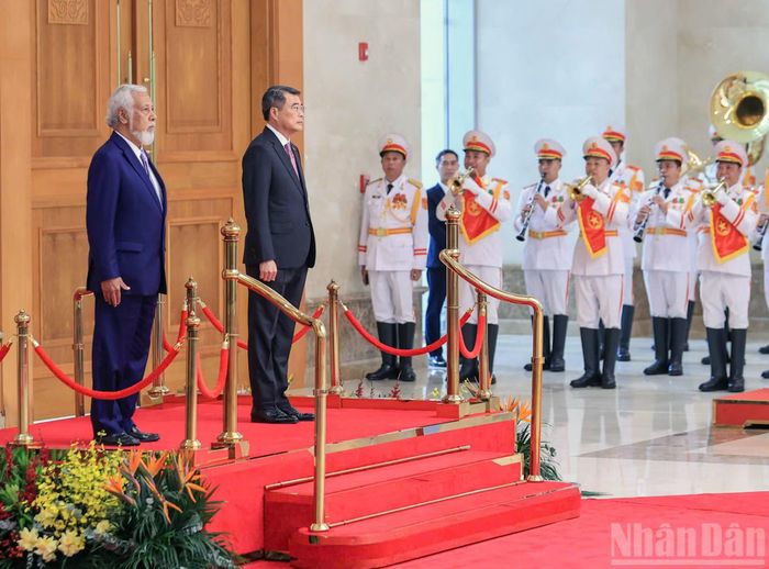 Thủ tướng Lê Minh Hưng và Thủ tướng Kay Rala Xanana Gusmao thực hiện nghi lễ chào cờ hai nước.