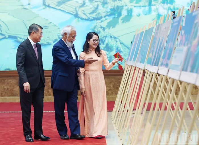 Thủ tướng Lê Minh Hưng và Thủ tướng Kay Rala Xanana Gusmao tham quan hình ảnh hợp tác giữa hai nước.