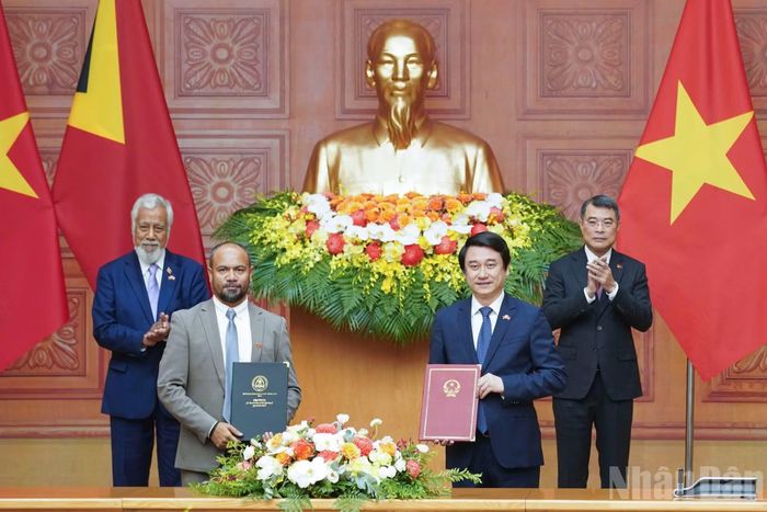 Thủ tướng Lê Minh Hưng và Thủ tướng Kay Rala Xanana Gusmao chứng kiến trao Hiệp định giữa Chính phủ hai nước về miễn thị thực cho người mang hộ chiếu phổ thông.
