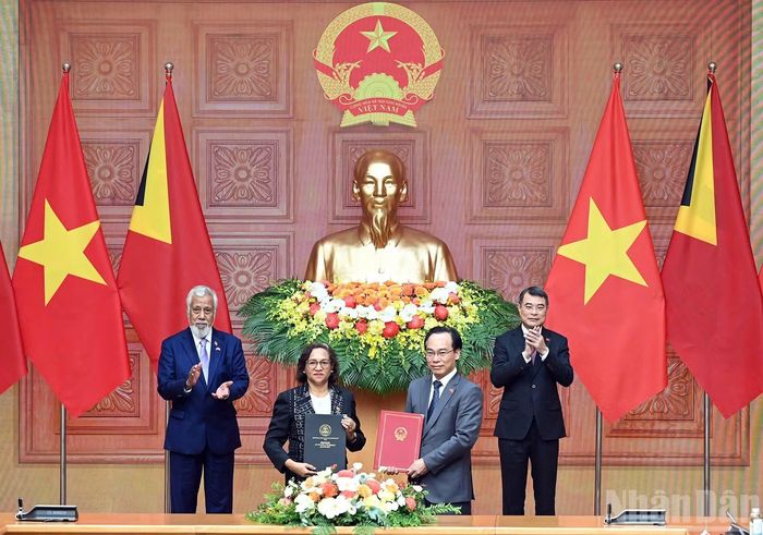 Thủ tướng Lê Minh Hưng và Thủ tướng Kay Rala Xanana Gusmao chứng kiến trao Bản ghi nhớ giữa Bộ Giáo dục và Đào tạo Việt Nam và Bộ Giáo dục Đại học, Khoa học và Văn hóa Timor-Leste về hợp tác giáo dục đại học và bản ghi nhớ về hợp tác giáo dục với Bộ Giáo dục Timor-Leste.