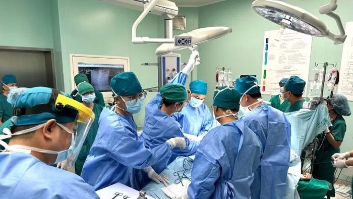 Bệnh nhân được ê-kíp phẫu thuật Bệnh viện Nhi đồng thành phố can thiệp xử trí.