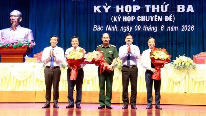 Lãnh đạo tỉnh tặng hoa chúc mừng các đồng chí thôi không tham gia Ủy viên Ủy ban nhân dân tỉnh và các đồng chí được bầu là Ủy viên Ủy ban nhân dân tỉnh nhiệm kỳ 2026-2031.