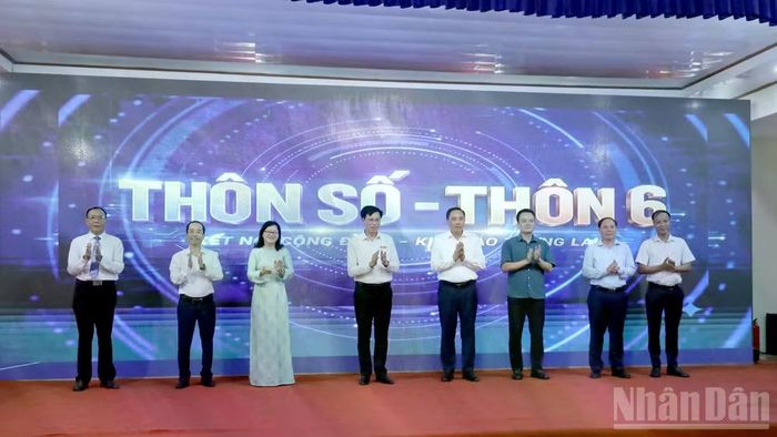 Lãnh đạo tỉnh và xã Yên Bình ra mắt "thôn số". (Ảnh: THANH SƠN)