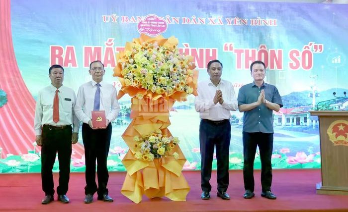 Lãnh đạo tỉnh tặng hoa chúc mừng thôn 6.