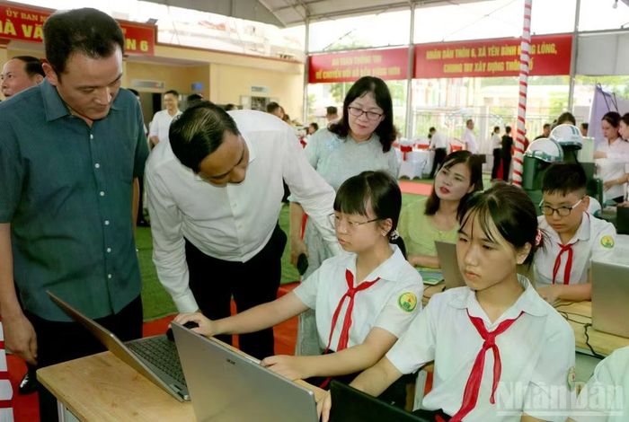 Các học sinh trong thôn 6 sử dụng máy tính trong lễ ra mắt.