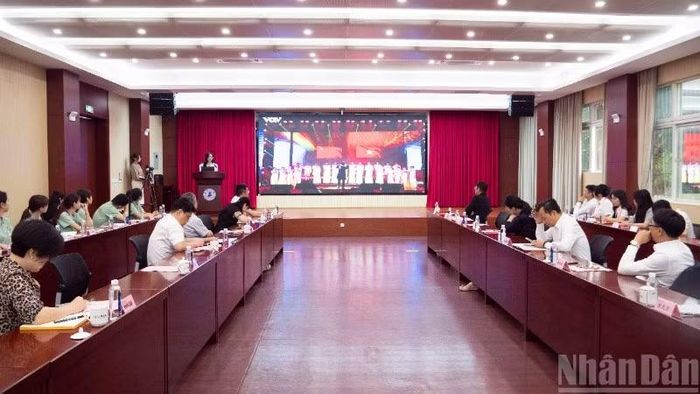 Quang cảnh buổi đối thoại giữa thanh niên hai nước Trung-Việt với chủ đề “Làm người kế thừa kiên định truyền thống cách mạng Trung-Việt”.