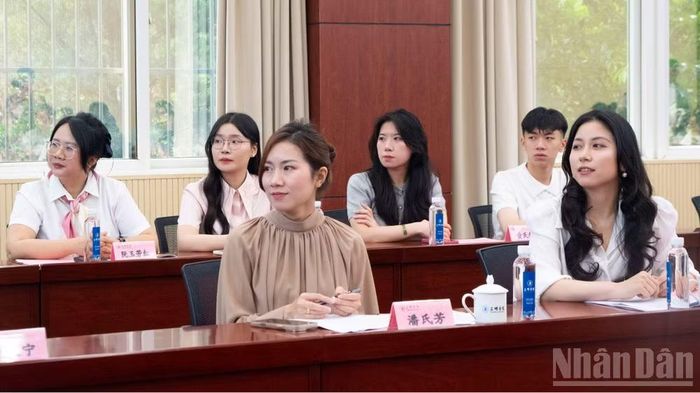 Đại diện thanh niên Việt Nam tham dự buổi đối thoại.