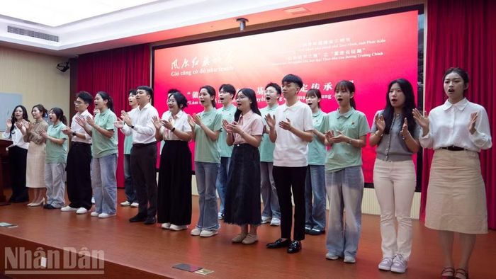 Thanh niên Việt Nam-Trung Quốc hát bài Việt Nam-Trung Hoa tại buổi đối thoại.