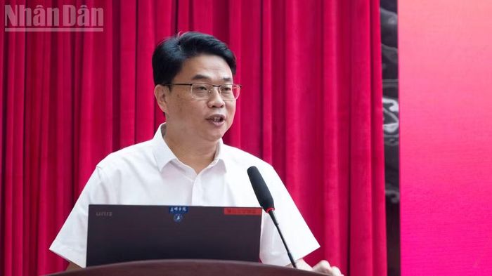 Bí thư Đảng ủy Học viện Tam Minh Trần Liệt Bình phát biểu tại buổi đối thoại.