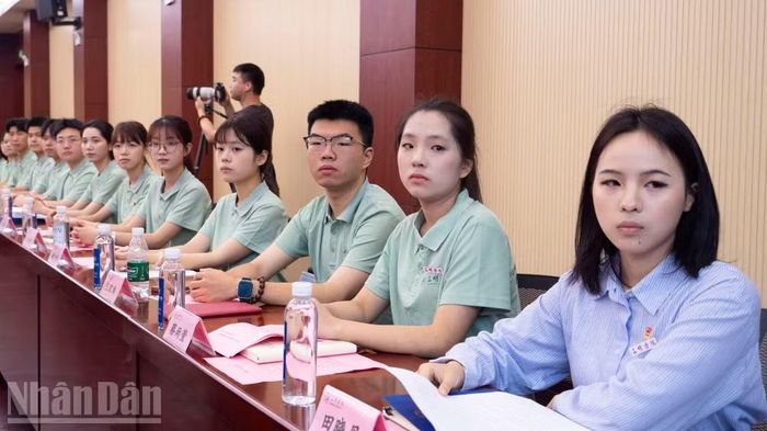 Đại diện thanh niên Trung Quốc tham dự buổi đối thoại.