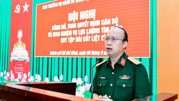 Đại tá Nguyễn Đình Chuẩn, Phó Chính ủy Bộ Tư lệnh Thành phố Hồ Chí Minh, Phó Trưởng Ban Chỉ đạo 515 thành phố phát biểu giao nhiệm vụ.