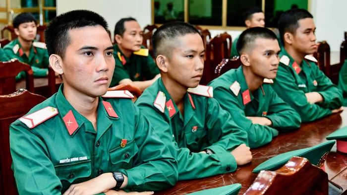 Chiến sĩ thực hiện nhiệm vụ tìm kiếm, quy tập hài cốt liệt sĩ.