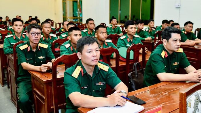 Cán bộ, chiến sĩ nhận nhiệm vụ.