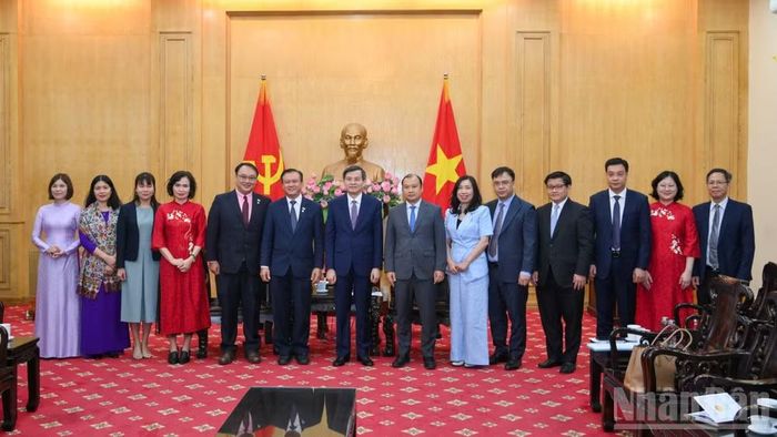 Giám đốc Học viện Chính trị quốc gia Hồ Chí Minh Đoàn Minh Huấn tiếp ông Lee Hong Chuang, đại biểu Quốc hội Đảng Hành động Nhân dân (PAP) của Singapore. (Ảnh: THẾ ĐẠI)