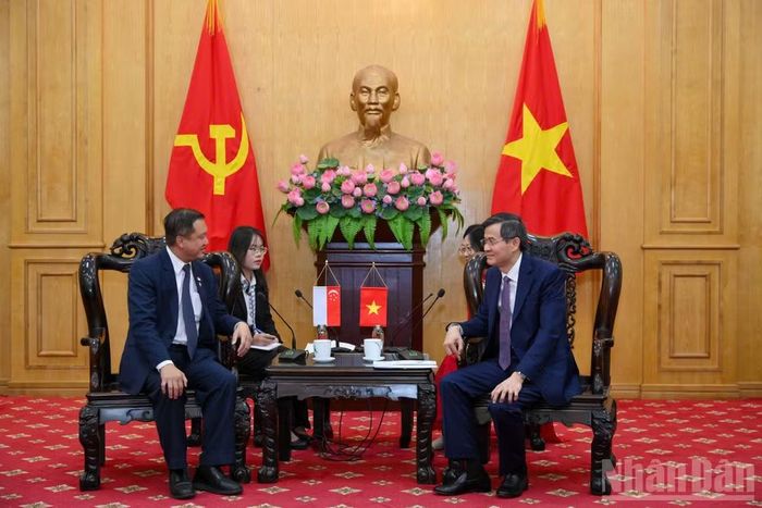 Giám đốc Học viện Chính trị quốc gia Hồ Chí Minh Đoàn Minh Huấn tiếp ông Lee Hong Chuang, đại biểu Quốc hội Đảng Hành động Nhân dân (PAP) của Singapore. (Ảnh: THẾ ĐẠI)