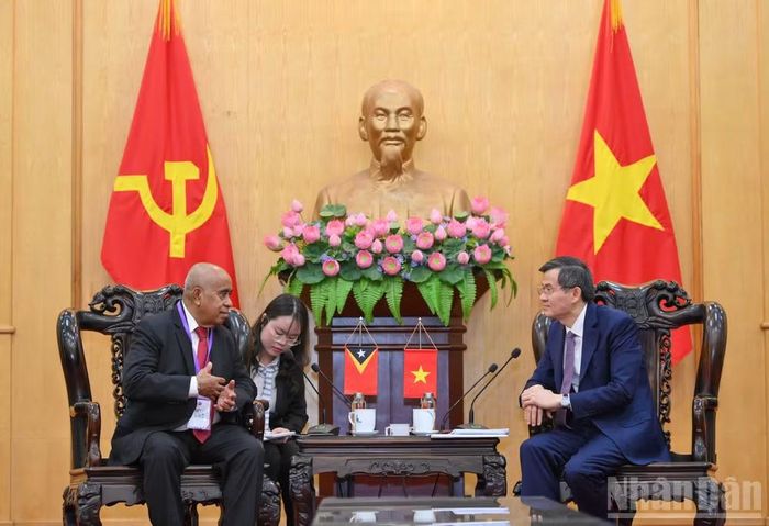 Giám đốc Học viện Chính trị quốc gia Hồ Chí Minh Đoàn Minh Huấn tiếp ông Estanislau da Conceição Aleixo Maria da Silva, Ủy viên Trung ương Đảng Mặt trận Cách mạng vì một Timor-Leste độc lập (Fretilin), nguyên Thủ tướng Timor-Leste. (Ảnh: THẾ ĐẠI)