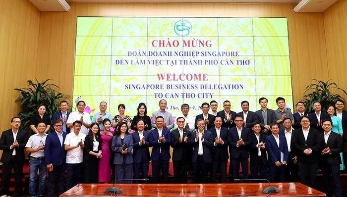Lãnh đạo thành phố chụp hình lưu niệm với đoàn doanh nghiệp Singapore.