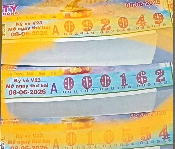 Nguyên cây vé số Đồng Tháp trúng giải độc đắc và an ủi tại tỉnh Tây Ninh. Ảnh: ĐLVS Thanh