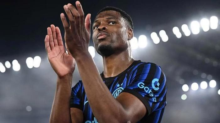Perez tạo lòng tin nơi người hâm mộ nhờ bản hợp đồng với Denzel Dumfries. Ảnh: AS