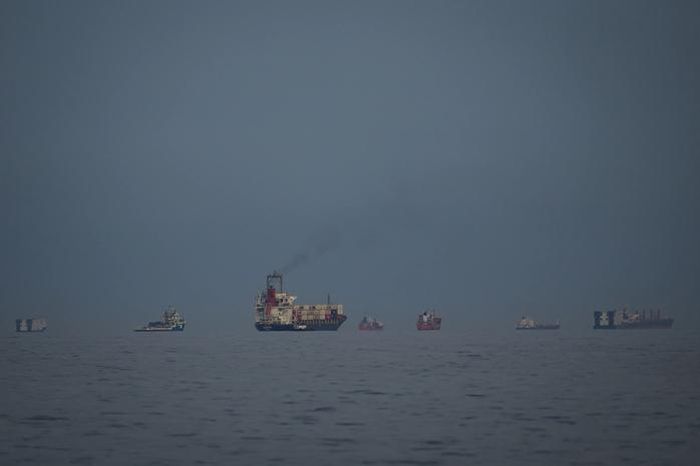 Tàu hàng chờ tại eo biển Hormuz - tuyến hàng hải chiến lược của thế giới. Ảnh: AP