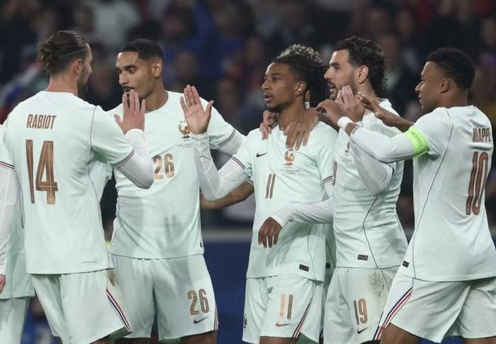 Olise (11) hoàn tất cú hat-trick đầu tiên trong màu áo tuyển Pháp