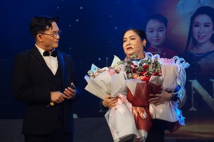 MC Đại Nghĩa giao lưu với nghệ sĩ Phượng Hằng