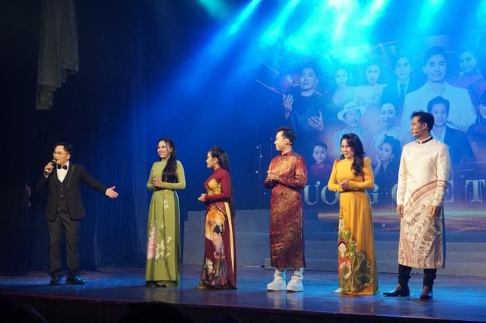 MC Đại Nghĩa giới thiệu các ca sĩ tham gia live show "Hương quê tình mẹ" của Lê Hậu