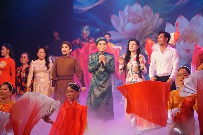 Nghệ sĩ Lê Hậu (giữa) và các nghệ sĩ tham gia chương trình live show "Hương quê tình mẹ"