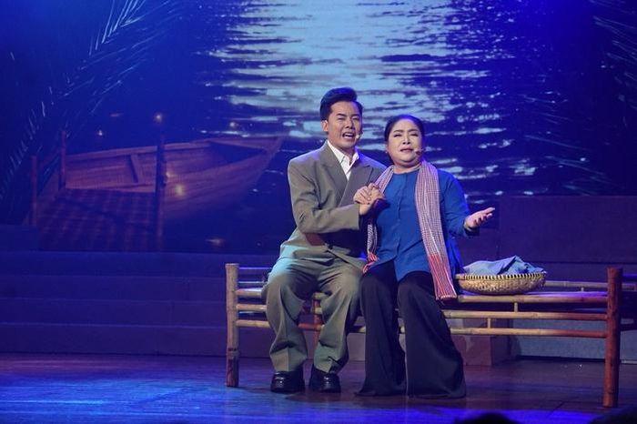 Lê Hậu và NSƯT Phượng Hằng trong ca cảnh: "Nỗi buồn mẹ tôi"