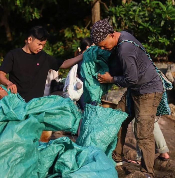 Hoạt động nhặt rác của Nhóm Trash2Art thu hút nhiều người dân và du khách tham gia.
