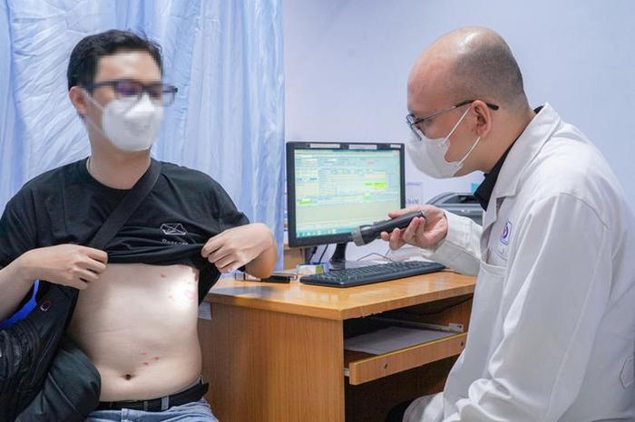 BS.CKI Đào Trọng Nghĩa, Phòng khám Da liễu, Khoa Tổng hợp - Bệnh viện Nhân dân Gia Định, khám cho bệnh nhân tiếp xúc với kiến ba khoang