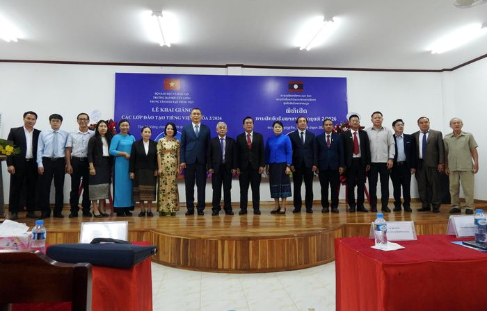 Đại biểu chụp ảnh lưu niệm