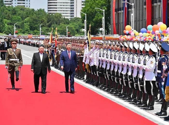 Hai nhà lãnh đạo Trung Quốc và Triều Tiên duyệt đội danh dự tại Bình Nhưỡng ngày 8-6. Ảnh: Tân Hoa Xã.