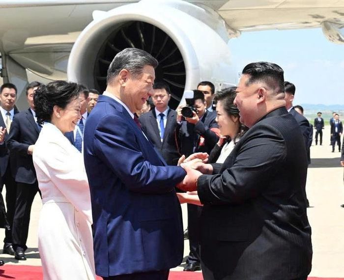 Nhà lãnh đạo Triều Tiên Kim Jong-un và phu nhân Ri Sol-ju đón Chủ tịch Trung Quốc Tập Cận Bình cùng phu nhân Bành Lệ Viên tại sân bay Bình Nhưỡng ngày 8-6. Ảnh: Tân Hoa Xã.