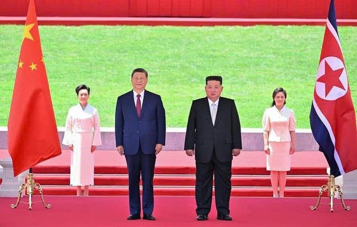 Chủ tịch Trung Quốc Tập Cận Bình (bên trái) và nhà lãnh đạo Triều Tiên Kim Jong-un (bên phải) theo dõi lễ diễu hành tại quảng trường Kim Il-sung trong khuôn khổ lễ đón chính thức ngày 8-6. Ảnh: Tân Hoa Xã.